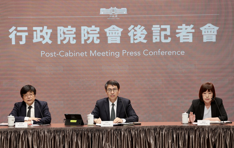 行政院18日舉行院會後記者會，行政院發言人林子倫（中）、衛福部次長周志浩（左）與國發會副主委高仙桂（右）出席。 (圖：中央社)