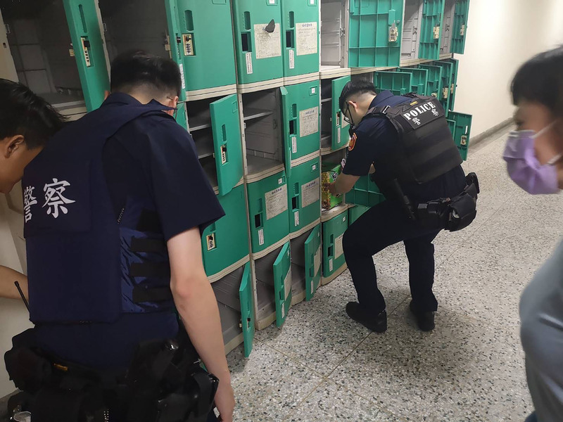 國立中央大學18日下午收到恐嚇信，指稱有遙控炸彈在女生宿舍，校方緊急疏散學生，警方搜索後並無發現危險物品。(圖：中央社)