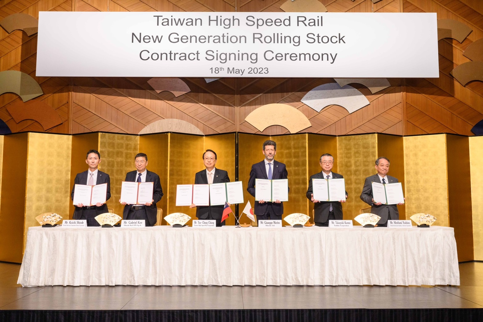 台灣高鐵公司董事長江耀宗(左三)18日下午在日本東京與日立東芝聯盟(HTSC)正式簽訂新世代列車組採購契約。(台灣高鐵提供)