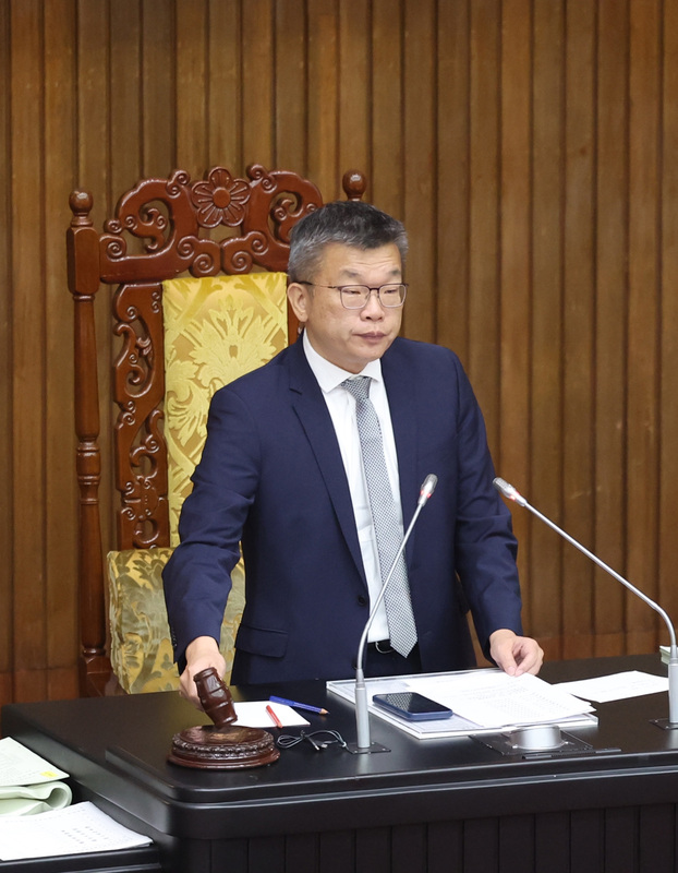 為防柬埔寨「豬仔」事件再度發生，立法院會19日三讀通過修正人口販運防制法部分條文，即使人蛇集團誘騙未遂，被害人被警方勸回或救回，仍可視情況對未遂犯處5年至7年以下有期徒刑。圖為立法院副院長蔡其昌敲槌。 (圖：中央社)