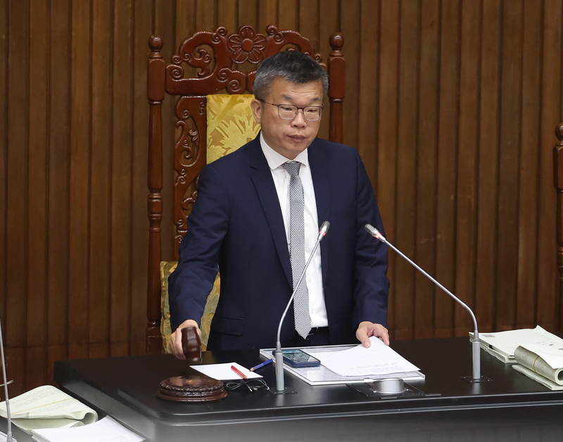 立法院副院長蔡其昌（圖）19日敲槌通過三讀修正洗錢防制法部分條文，明定任何人無正當理由不得將帳戶、帳號交付、提供給他人使用，民眾若變賣帳戶或帳號等，最重可處3年有期徒刑。 (圖：中央社)