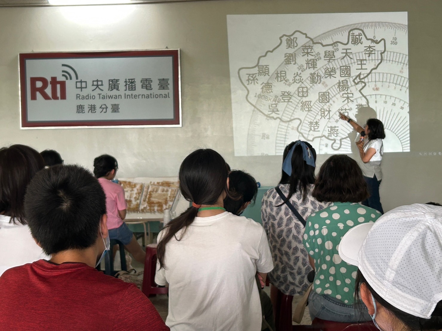 央廣上周(5月13日)再度邀請民眾走進鹿港分臺，以「一日電臺人員體驗」的方式，讓大家瞭解廣播園區的未來模樣。(Rti央廣)