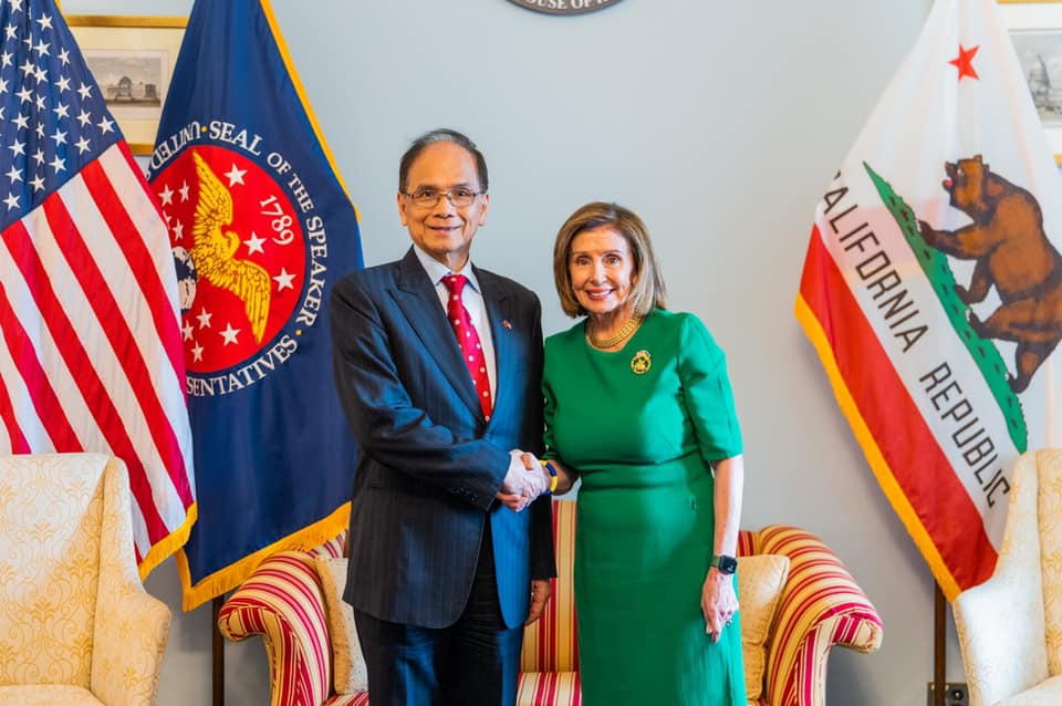 立法院長游錫堃日前訪美，和美國前眾議院議長裴洛西會面，去年裴洛西訪台，但游錫堃因確診未能親自接見。(摘自游錫堃臉書)