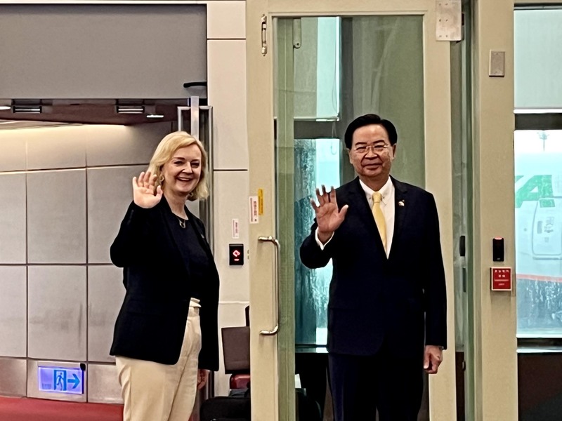 前英國首相特拉斯（Liz Truss）（左）結束訪台，20日上午自桃園國際機場搭機離台，外交部長吳釗燮（右）前往機場送行。 (圖：中央社)