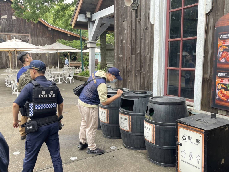 六福村主題遊樂園20日收到炸彈恐嚇信件，警方獲報後立即前往支援處理，園區也於上午11時正式公告休園1日，配合警方巡檢。（新竹縣警察局新埔分局提供） (圖：中央社)