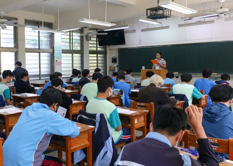 受到少子化影響，北市教育局16日宣布，從113學年度起，北市高中職各班將減招1人，其中北一女中、成功高中、內湖高中則各減一班。圖為112年度國中教育會考試場考生正在作答。(教育部提供) (圖：中央社)