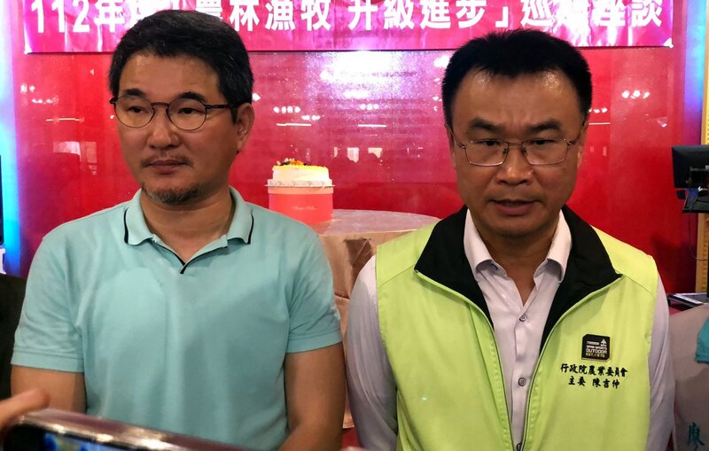 農委會主委陳吉仲（右）20日到雲林出席由民進黨立委劉建國（左）發起的520農運35週年感恩會時表示，當年農運人士提出的7大訴求，在總統蔡英文主政及立委努力下，農委會幾乎都達成。(圖：中央社)