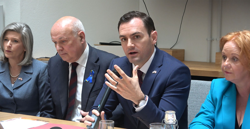 美國眾議院「中國問題特別委員會」主席蓋拉格（右2）19日在倫敦表示，美國必須竭盡所能交付台灣已採購以及台灣自我防衛所需武器，美國對外軍售應將台灣擺在優先位置。中央社記者陳韻聿倫敦攝  112年5月20日 (圖：中央社)