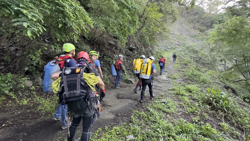 10人溯溪團20日屏東飛龍瀑布，因大雨受困，5人待援、5人失聯，屏東警消21日清晨持續搜救，2組地面部隊並申請直升機救援。(屏東消防局提供)(圖：中央社)