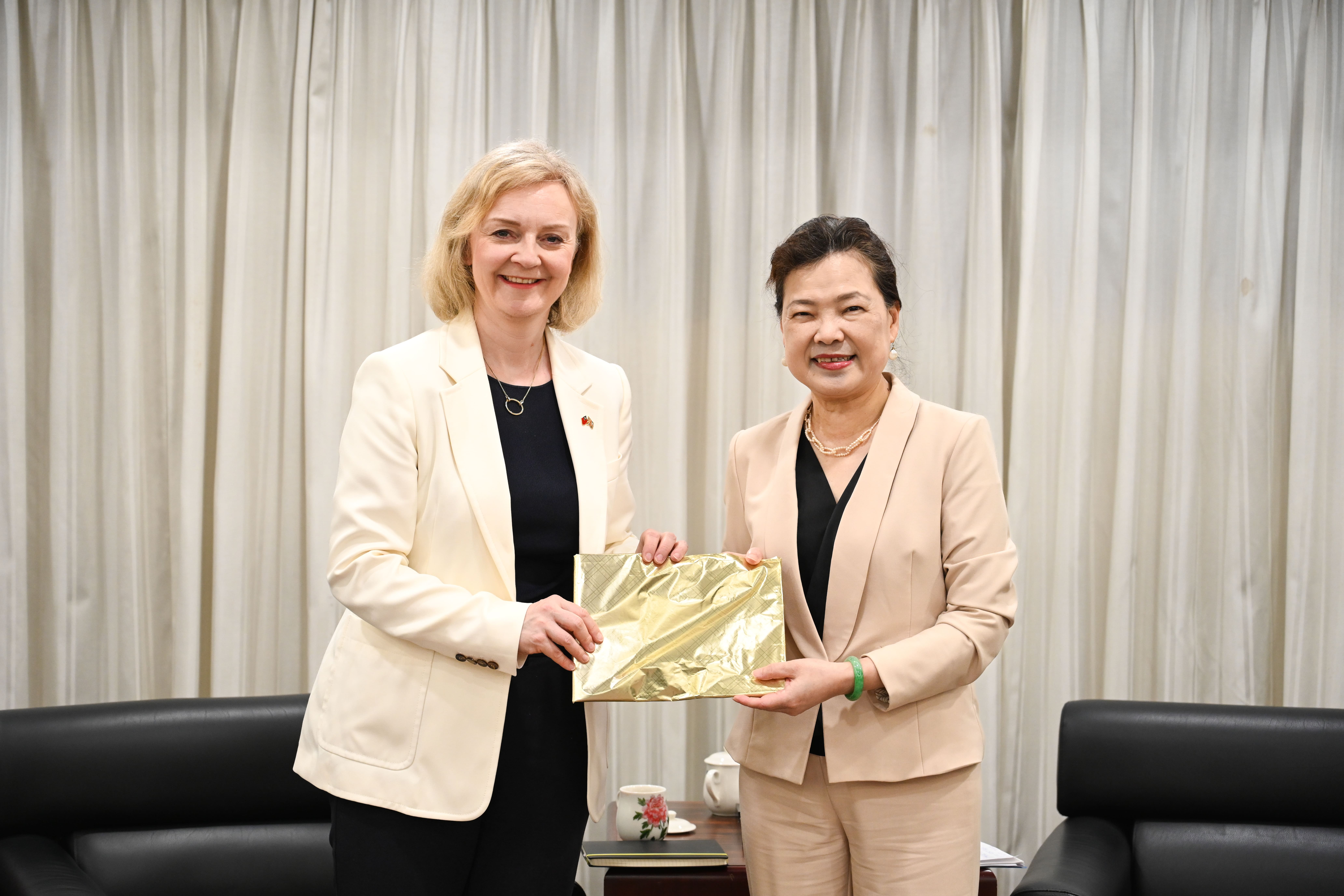 經濟部長王美花(右)19日與英國前首相特拉斯(左)舉行會談。(經濟部提供)
