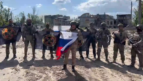 俄軍展示旗幟宣示全面佔領烏克蘭城市巴赫姆特(Bakhmut)。(Twitter)