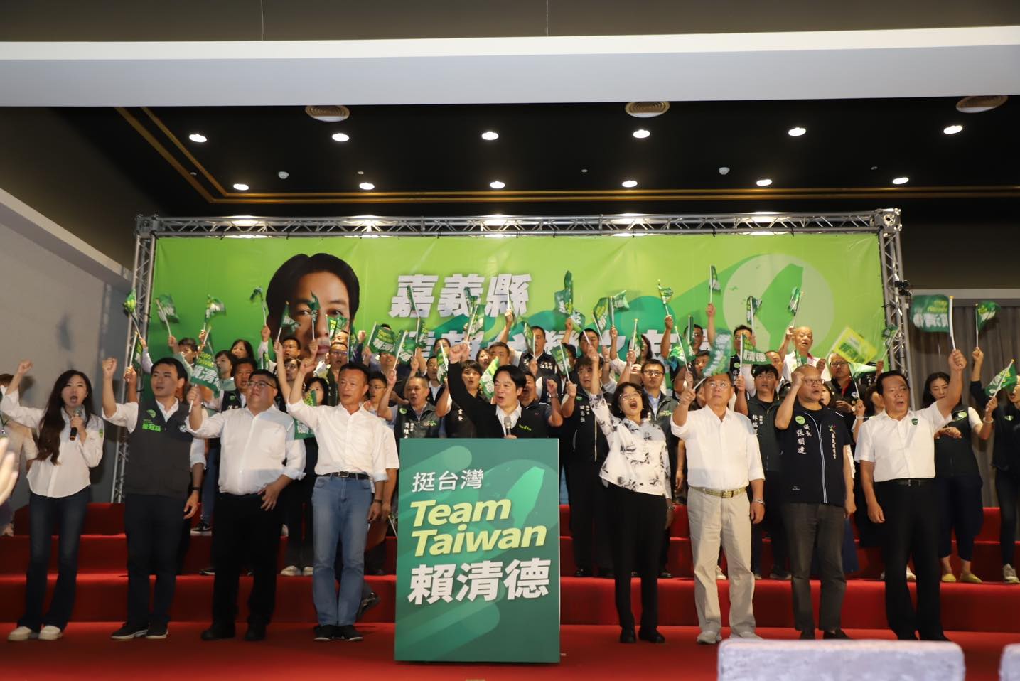 副總統賴清德今天(21日)出席嘉義縣信賴台灣之友會成立大會，民進黨嘉義黨公職代表均前往相挺。（圖：陳明文臉書）