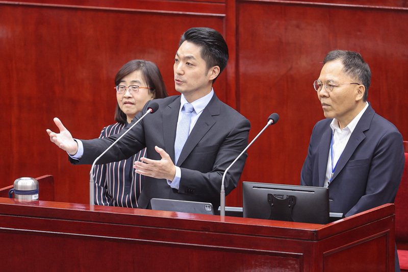 台北市長蔣萬安（中）22日上午赴市議會進行專案報告。 (圖：中央社)