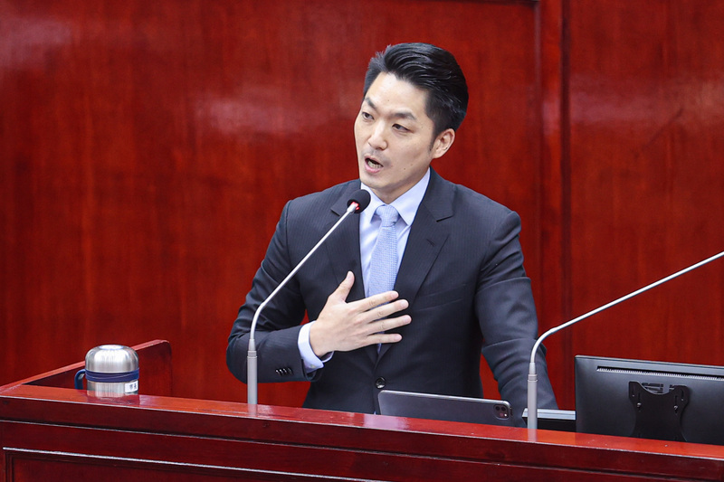 台北市長蔣萬安（圖）即將迎來上任後首屆雙城論壇，他22日在市議會表示，2023雙城論壇將持續辦理，期待雙方藉由觀光、文化、體育等領域的合作，促進城市發展並增進民眾福祉。 (圖：中央社)