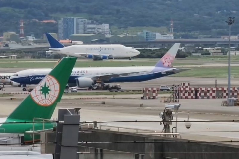 桃園國際機場西南方22日上午9時30分許發現不明飛行物，疑在機場禁航區內飛行，桃機緊急關閉到10時10分許才重新開放。 (圖：中央社)