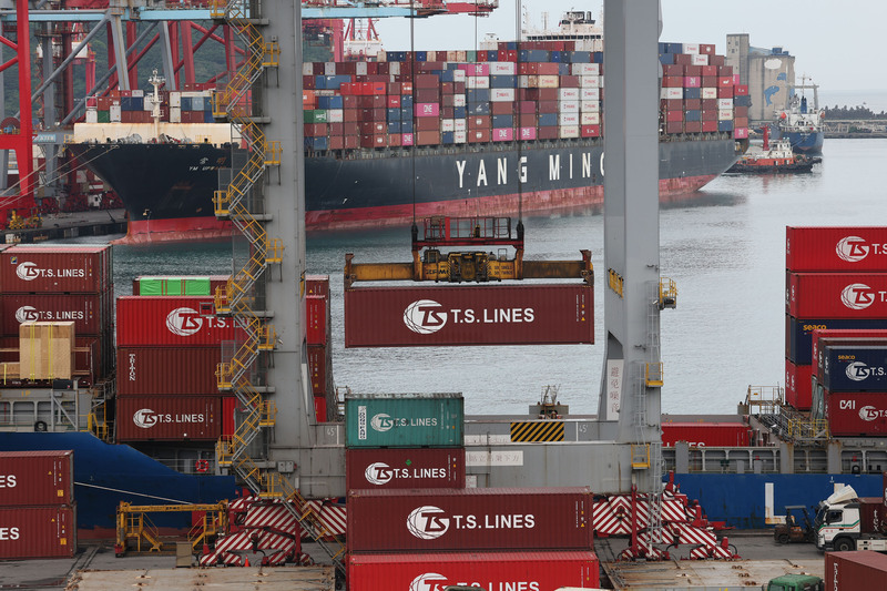 4月外銷訂單連續8個月負成長，國發會主委龔明鑫表示，上半年雖然進出口狀況不佳，但有看到曙光，最晚第四季可以看到反彈。圖為基隆港東岸貨櫃場。 (圖：中央社)