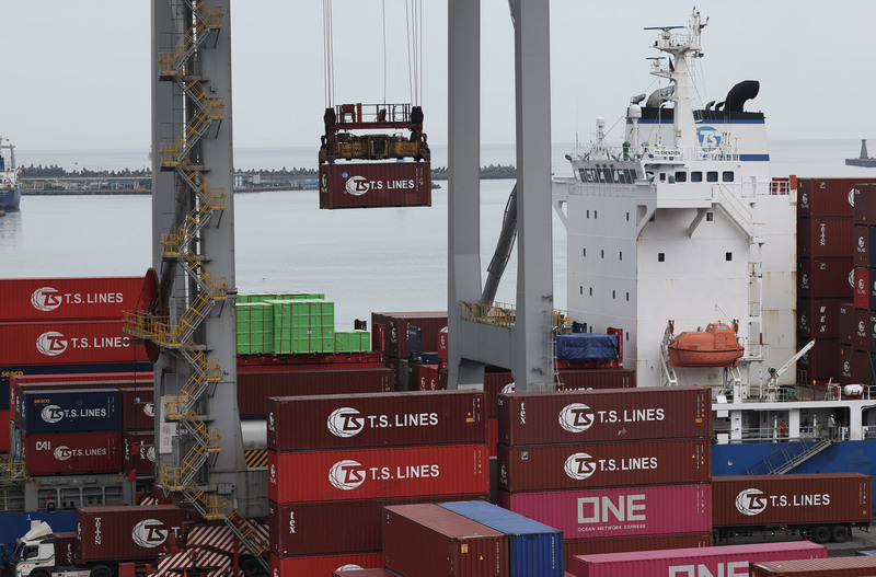 10月外銷訂單連14黑，減幅收斂11月拚翻紅。圖為基隆港東岸貨櫃場正在進行貨櫃裝卸作業。(資料照/中央社)