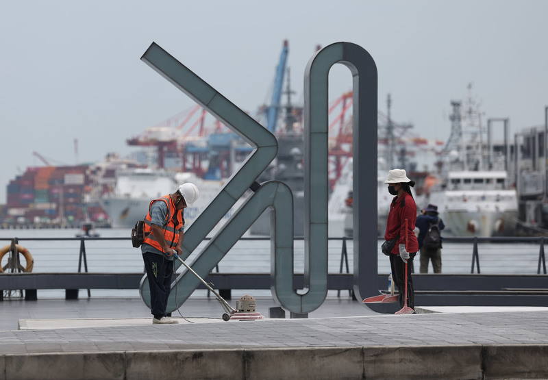 行政院主計總處22日公布4月失業率為3.5%，不但逐月下降且創23年來同月最低。圖為工作人員在基隆海洋廣場作業情形。 (圖：中央社)