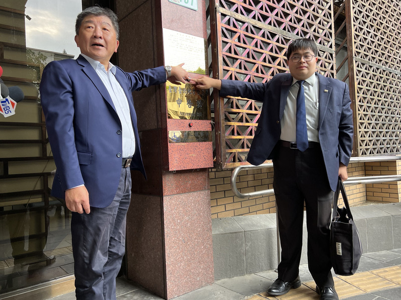 媒體人吳子嘉指稱政府採購BNT疫苗貪污1億美元等，前行政院長蘇貞昌及前衛福部長陳時中(左)22日委託律師到台北地檢署提告誹謗，陳時中也親自到場按鈴申告。 (圖：中央社)