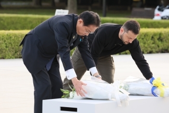 烏克蘭總統澤倫斯基(Volodymyr Zelenskyy)與日本首相岸田文雄到和平紀念公園內的原爆罹難者慰靈碑前獻花。(圖:日本外務省)