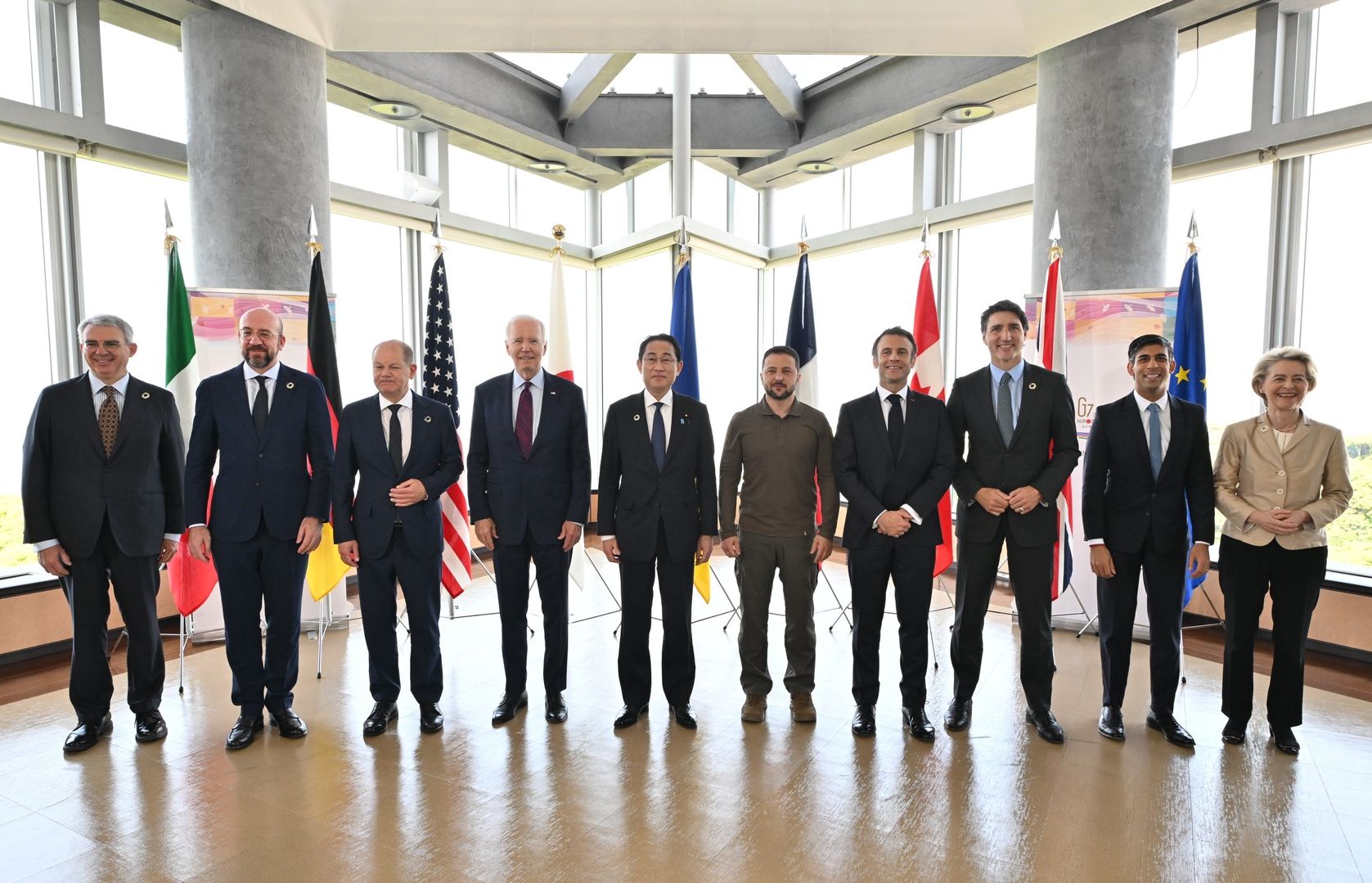 來自烏克蘭、七大工業國家集團(G7)、歐盟、以及巴西、印度、沙烏地阿拉伯、南非與土耳其等高層官員，24日將在丹麥召開會議，討論俄烏和平藍圖。圖為烏克蘭總統澤倫斯基在日本與G7國家領袖合影。(日本外務省)