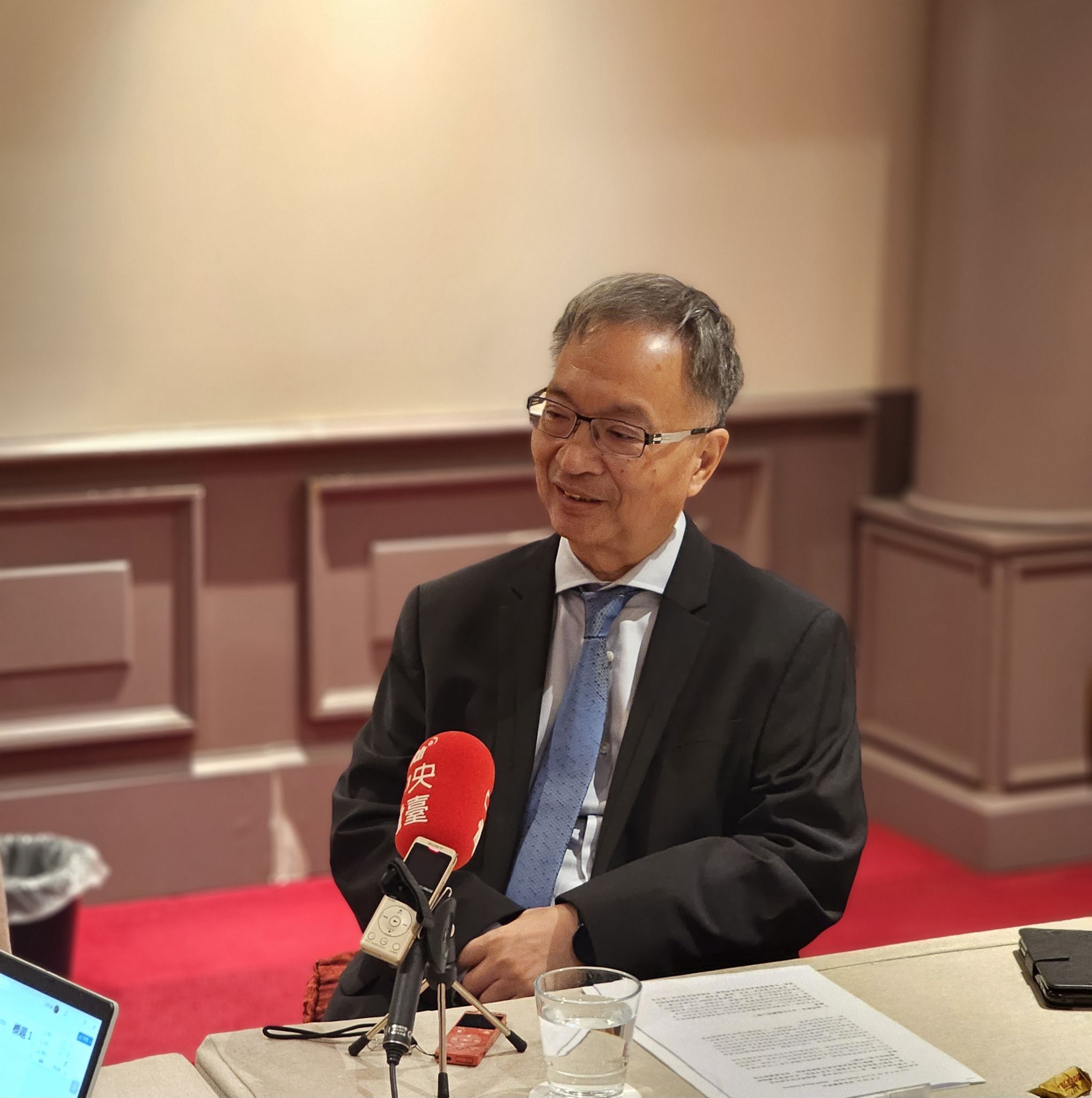 衛福部長薛瑞元23日接受央廣專訪時，指國內對醫療產業若認知不足，將難以發展。(劉品希 攝)