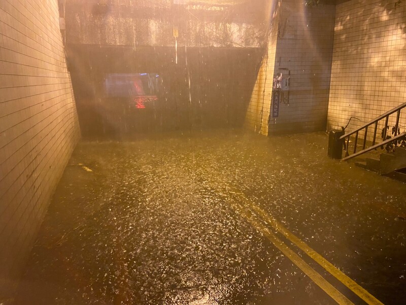 新竹縣降雨，在通往湖口鄉大同地下道出現積水，新竹縣消防局22日表示，現場拉起封鎖線警戒，相關案件由消防局列入管制並通報相關單位後續處理。（新竹縣消防局提供） (圖：中央社)