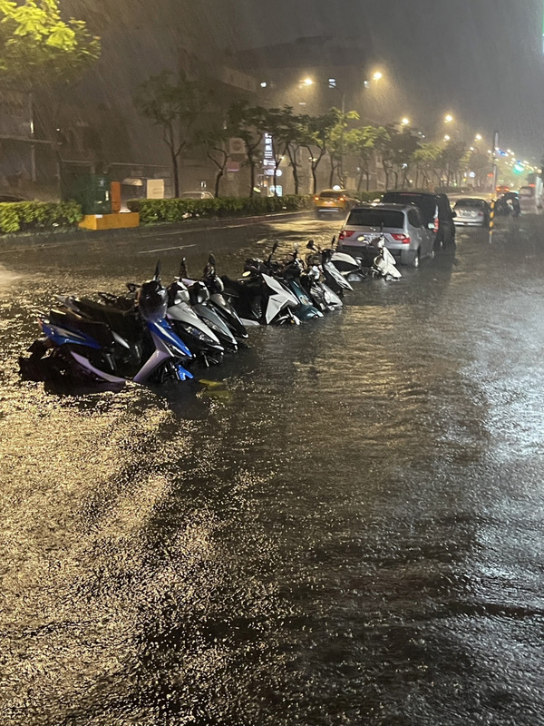 桃園地區22日晚間雷雨，造成蘆竹區南山路淹水，整排機車泡在水中、連輪子都看不到。（桃園市水務局提供）(圖：中央社)