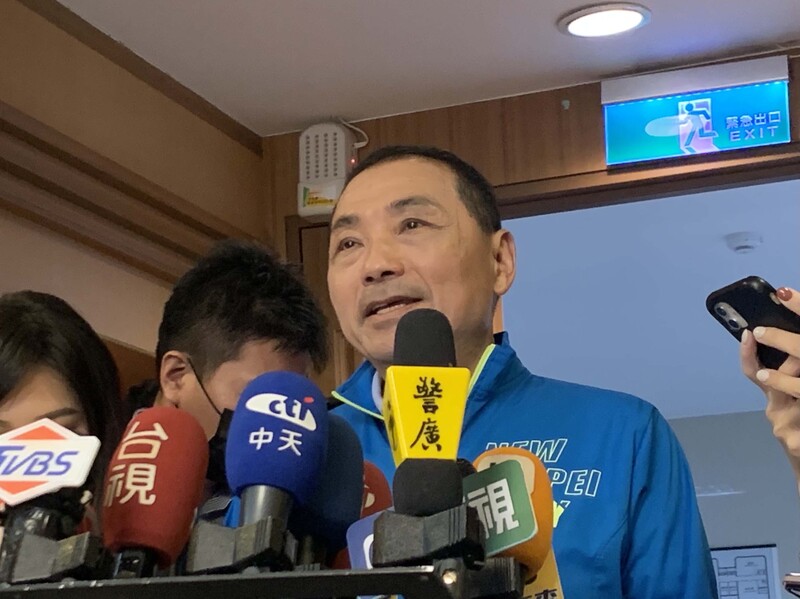 國民黨總統參選人、新北市長侯友宜（中）接受媒體聯訪。(資料照片/中央社)