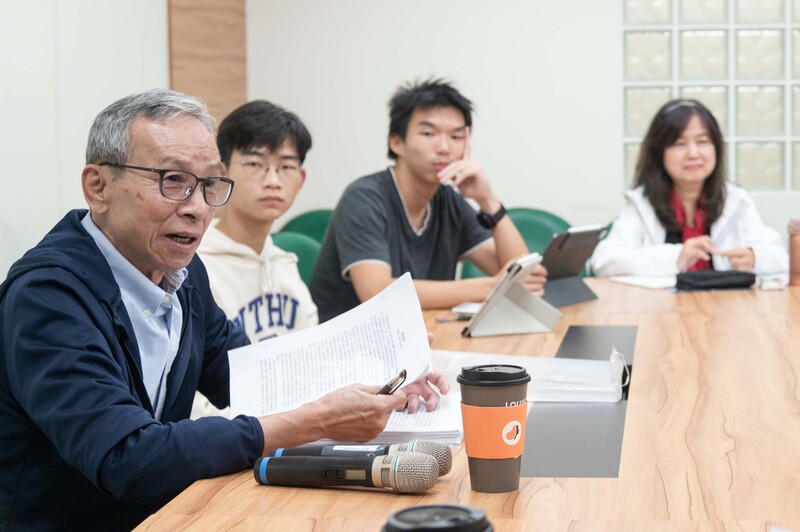 導演吳念真（左）獲國立清華大學聘請擔任駐校作家，23日起舉辦3天的寫作工作坊。（清大提供）(圖：中央社)