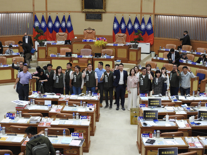 新北市議會民進黨團質疑市長侯友宜參選總統是否影響市政等議題，要求邀侯友宜到會做專案報告，最後經清點出席人數未過半下而散會，議員大喊「市長烙跑，市政擺爛」等口號，以表達不滿。(圖：中央社)