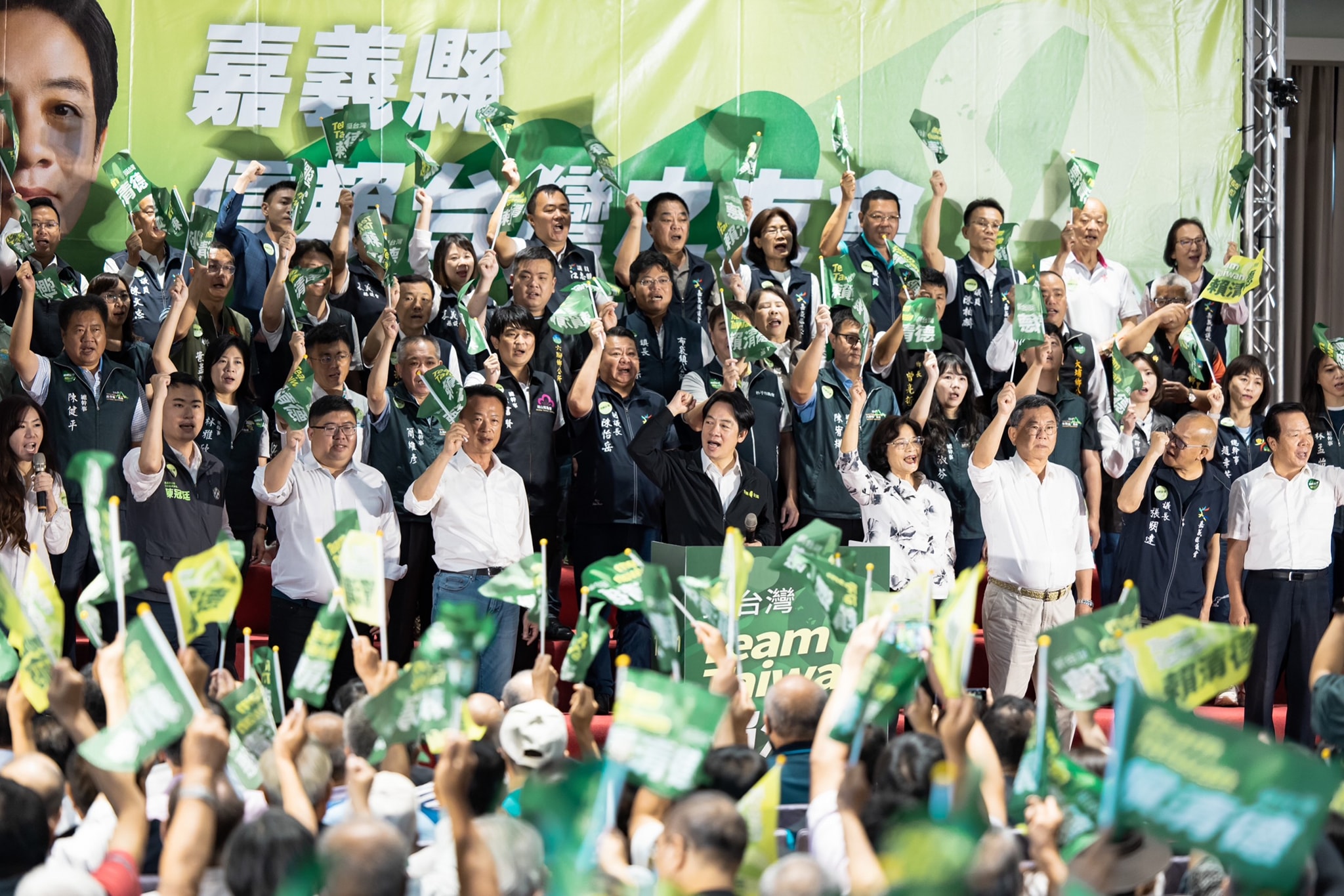 2024總統及立委選戰開跑，民進黨內人士表示，目前21個尚未定案選區人選會朝向跨黨派、跨世代與跨領域與民主有共識夥伴合作，同時2024大選選戰主軸擬定調「民主大聯盟」將向跨黨派拜會請益，爭取支持。民進黨2024總統大選參選人賴清德造勢活動。(圖:賴清德臉書)