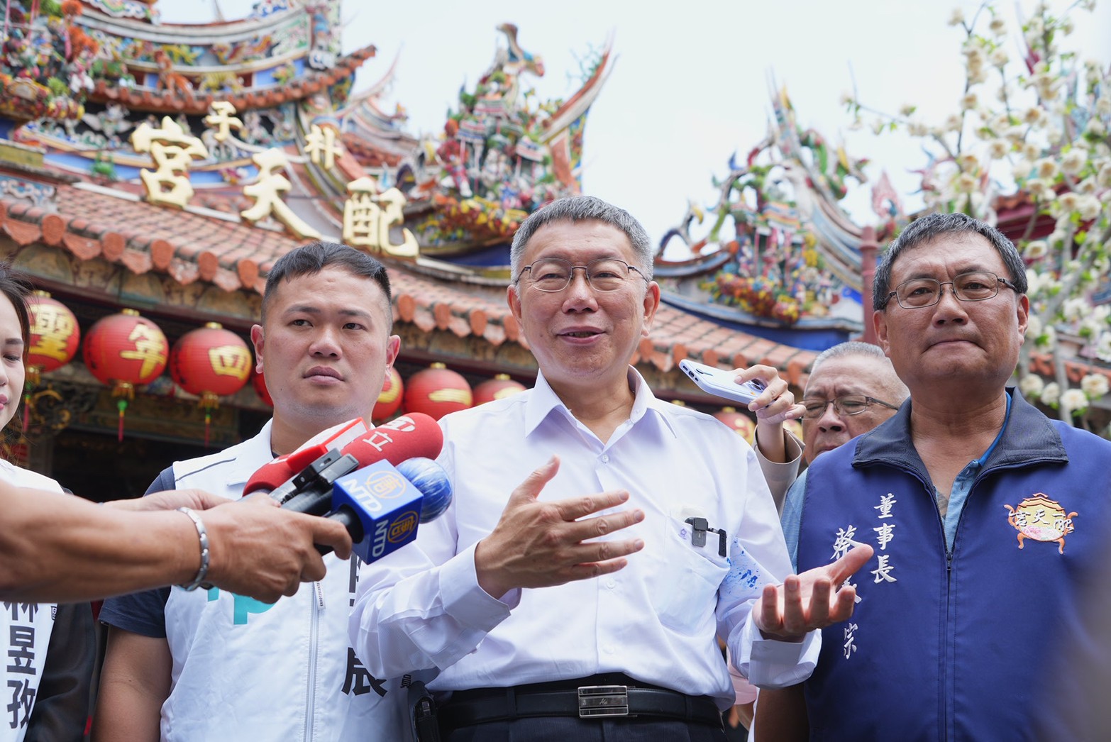 民眾黨主席柯文哲23日前往嘉義朴子配天宮參香，他受訪時表示，回台北後有時間會拜訪鴻海創辦人郭台銘。(民眾黨提供)