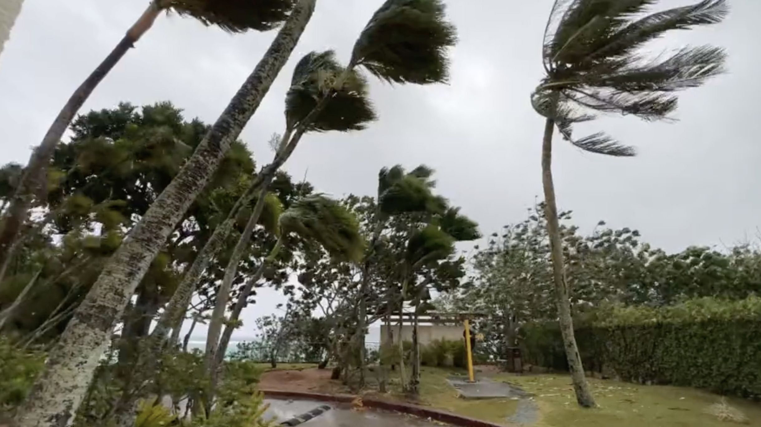 颱風瑪娃(Typhoon Mawar) 24日挾帶可能造成災難的強風直撲關島。(AFP)