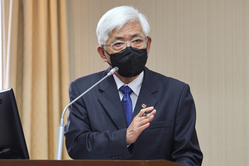 立法院內政委員會24日邀請中選會主委李進勇（圖）列席報告業務概況，並備質詢，有立委詢問「增訂監獄行刑法第145條第2項」全國性公民投票案，是否能在112年8月舉辦，對此，李進勇回應，照目前時程看應該來不及。 (圖：中央社)