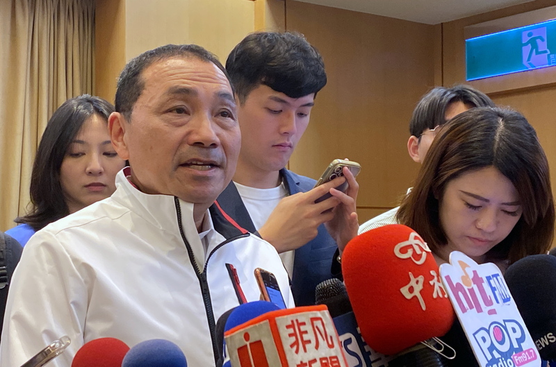 國民黨總統參選人、新北市長侯友宜（前左）受訪。(資料照片/中央社)