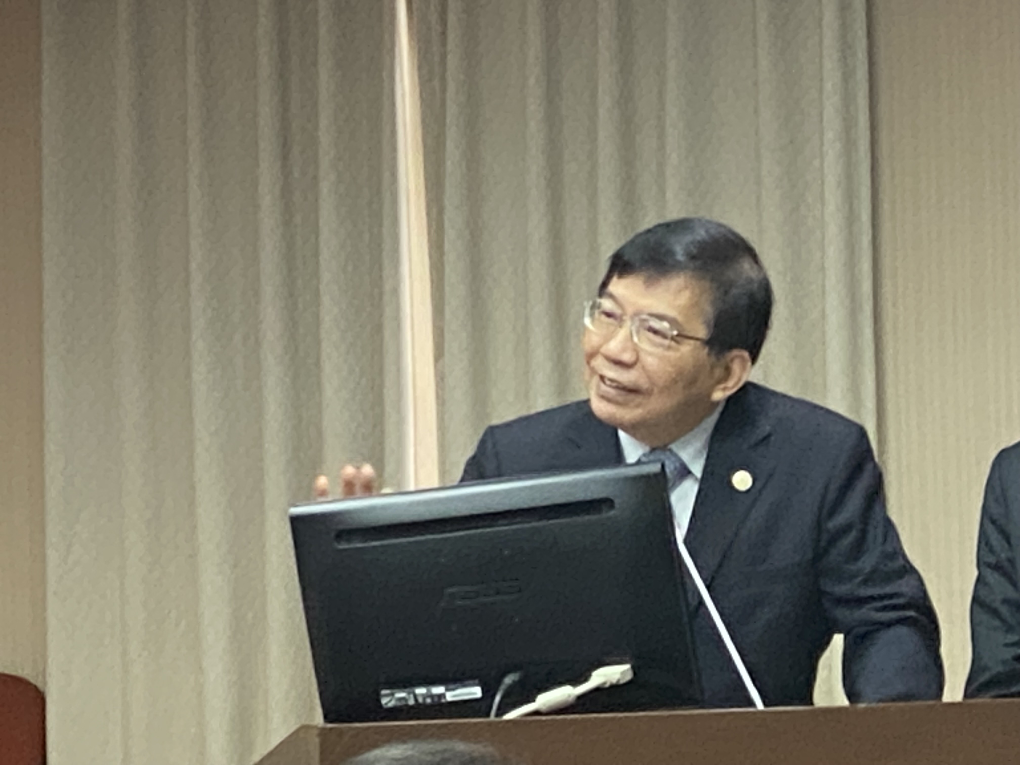交通部長王國材24日在立法院答詢時，說明兩岸旅遊重啟卡關的主因。(吳琍君 攝)