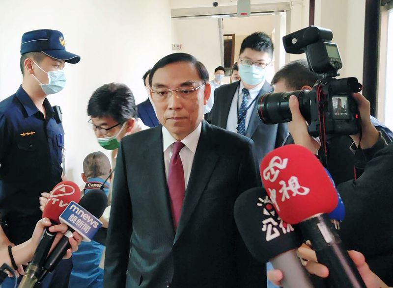 im.B詐騙案，外傳有檢調人員涉入，又有交通部官員、綠營政要與詐團有接觸。法務部長蔡清祥25日在立法院受訪表示，檢察官與各權責單位本其職責，依法積極調查刑事責任或行政責任。(圖：中央社)