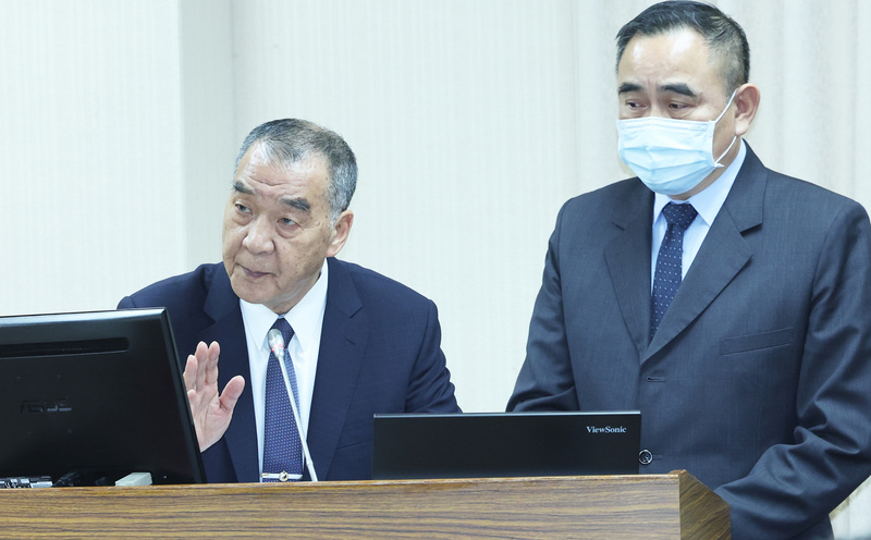 立法院外交及國防委員會25日邀請國防部長邱國正（左）列席報告「國防產業發展條例執行狀況」，並備質詢。中央社記者趙世勳攝  112年5月25日 (圖：中央社)