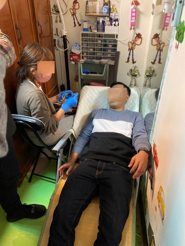 印尼籍塔姓失聯女移工在台中東協廣場附近開設工作室，無照非法為同鄉進行牙齒診療，台中市專勤隊上門查緝時，當場查獲塔女正在幫病患進行牙齒診療。（翻攝照片） (圖：中央社)