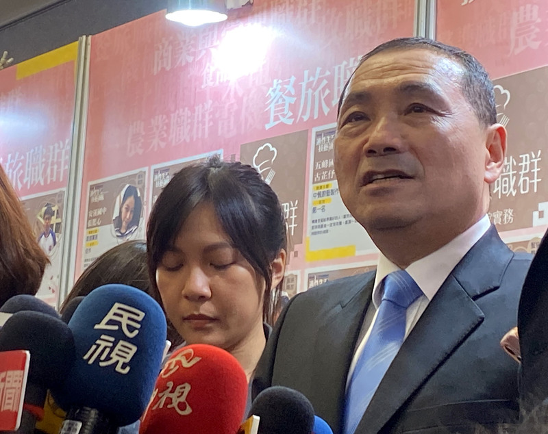 新北市長侯友宜（右）受訪。(資料照片/中央社)
