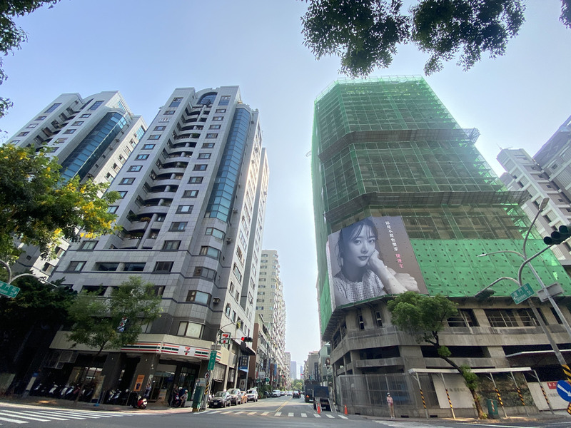 央行對於房地產市場的選擇性信用管制趨嚴，普遍被認為是為了避免炒作房地產的行為，對於改變房價會持續上漲的預期心理應有所助益。圖為高雄市苓雅區的一處建案。 (圖：中央社)