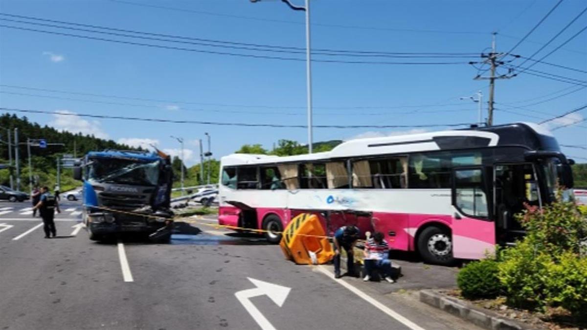 一輛載有台灣旅客的巴士在韓國濟州島與卡車發生交通事故，造成7名台灣旅客受傷。(擷取自濟州島消防署)