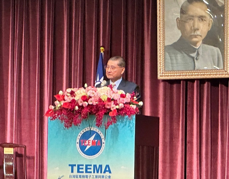 電電公會理事長李詩欽25日指出，台灣整體經濟可能得等到第四季才會好轉。(謝佳興 攝)