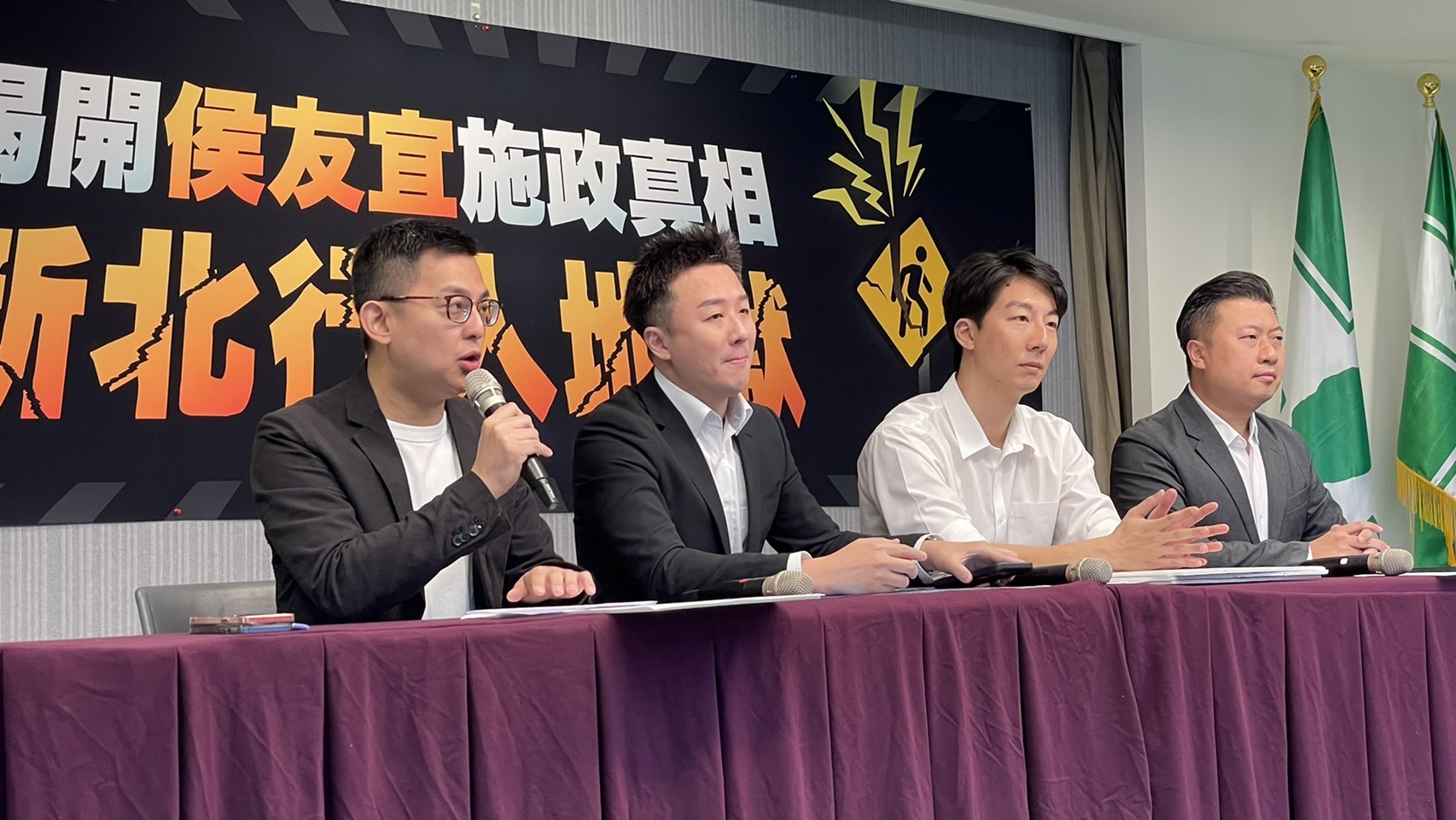 民進黨發言人張志豪、卓冠廷今天(25日)舉行記者會，質疑新北市在侯友宜主政下，新北市交通事故攀升，抨擊侯友宜「市政都管不好，還想管國政」（劉玉秋攝）