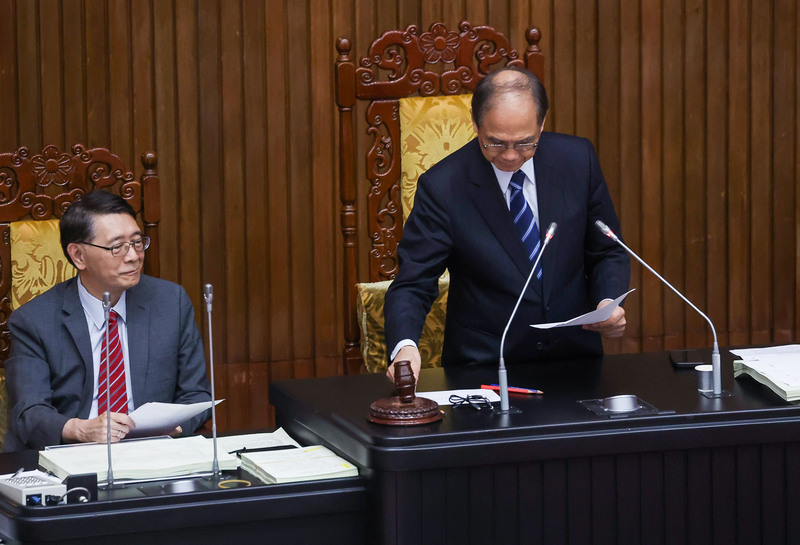 立法院會26日下午三讀通過公職人員選罷法修正草案、總統副總統選罷法部分條文修正草案，立法院長游錫堃(右)敲槌宣布三讀修正通過。(圖：中央社)