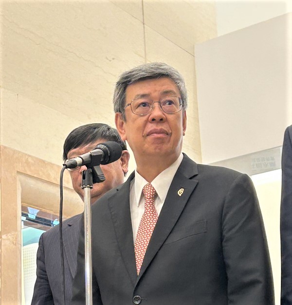 行政院長陳建仁（前）上午出席「綠色化學共創永續聯合頒獎典禮暨成果發表會」表示，希望各縣市配合「行人優先交通安全行動綱領」，努力讓行人安全獲得保障。(圖：中央社)