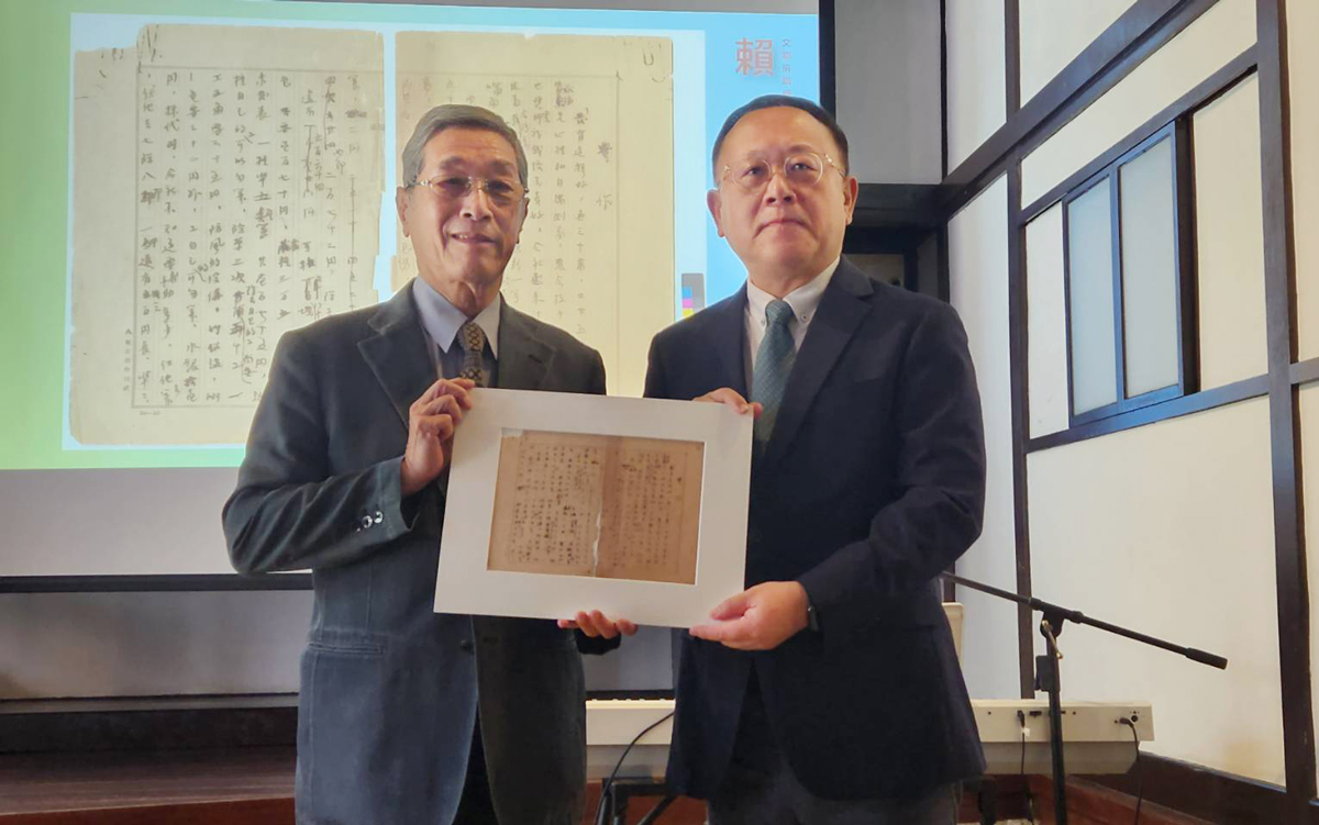 賴和長孫賴悅顏(左)26日將賴和代表性〈豐作〉手稿交到文化部長史哲(右)手上，象徵未來將由國立台灣文學館以國家高度，承接下賴和手稿典藏與保存工作。(江昭倫 攝)