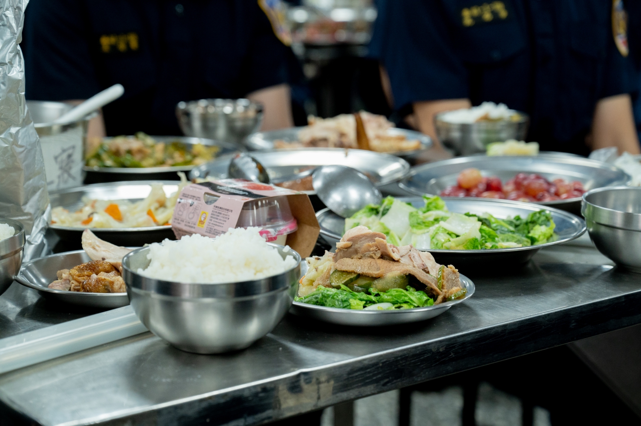 行政院長陳建仁26日前往台灣警察專科學校視察，將警專生主副食費調升為4,300元，提升伙食質量。(圖:陳建仁 Chen Chien-Jen 臉書)