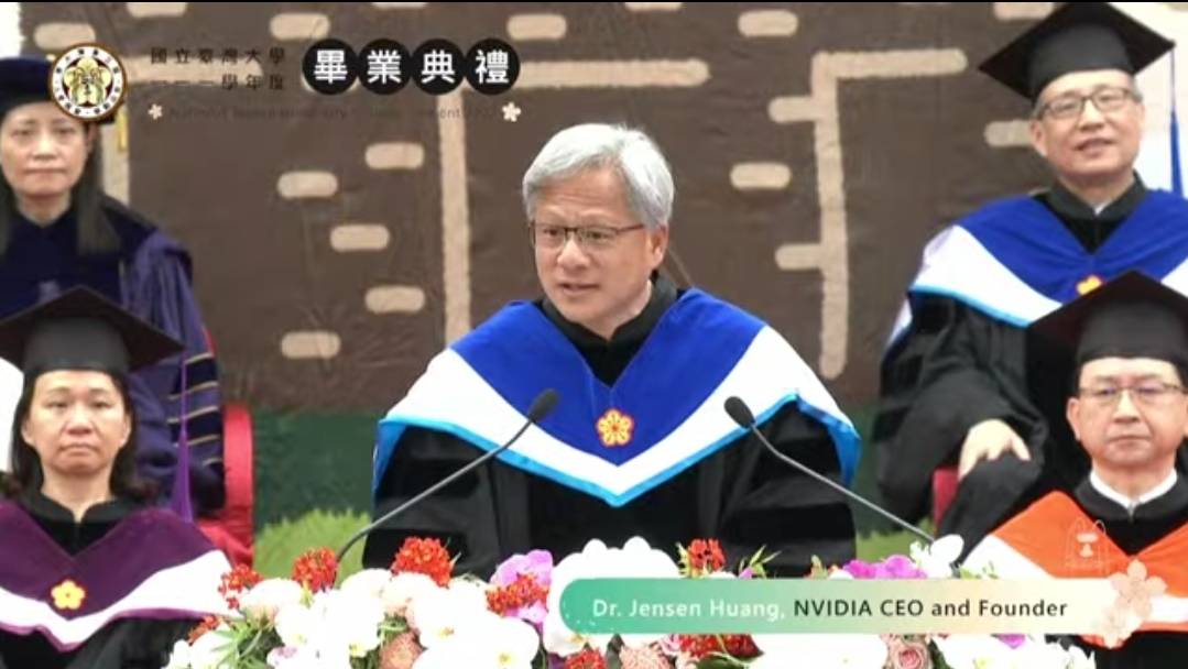 晶片大廠輝達（NVIDIA）聯合創辦人暨執行長黃仁勳，今天(27日)受邀在台灣大學畢業典禮擔任致詞嘉賓。(台大直播截圖)